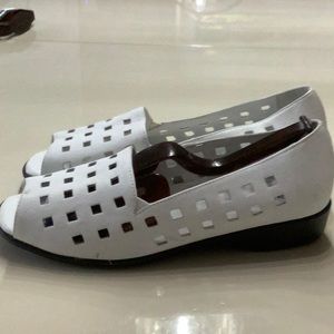 Valley Lane White shoes Women Size 10WW